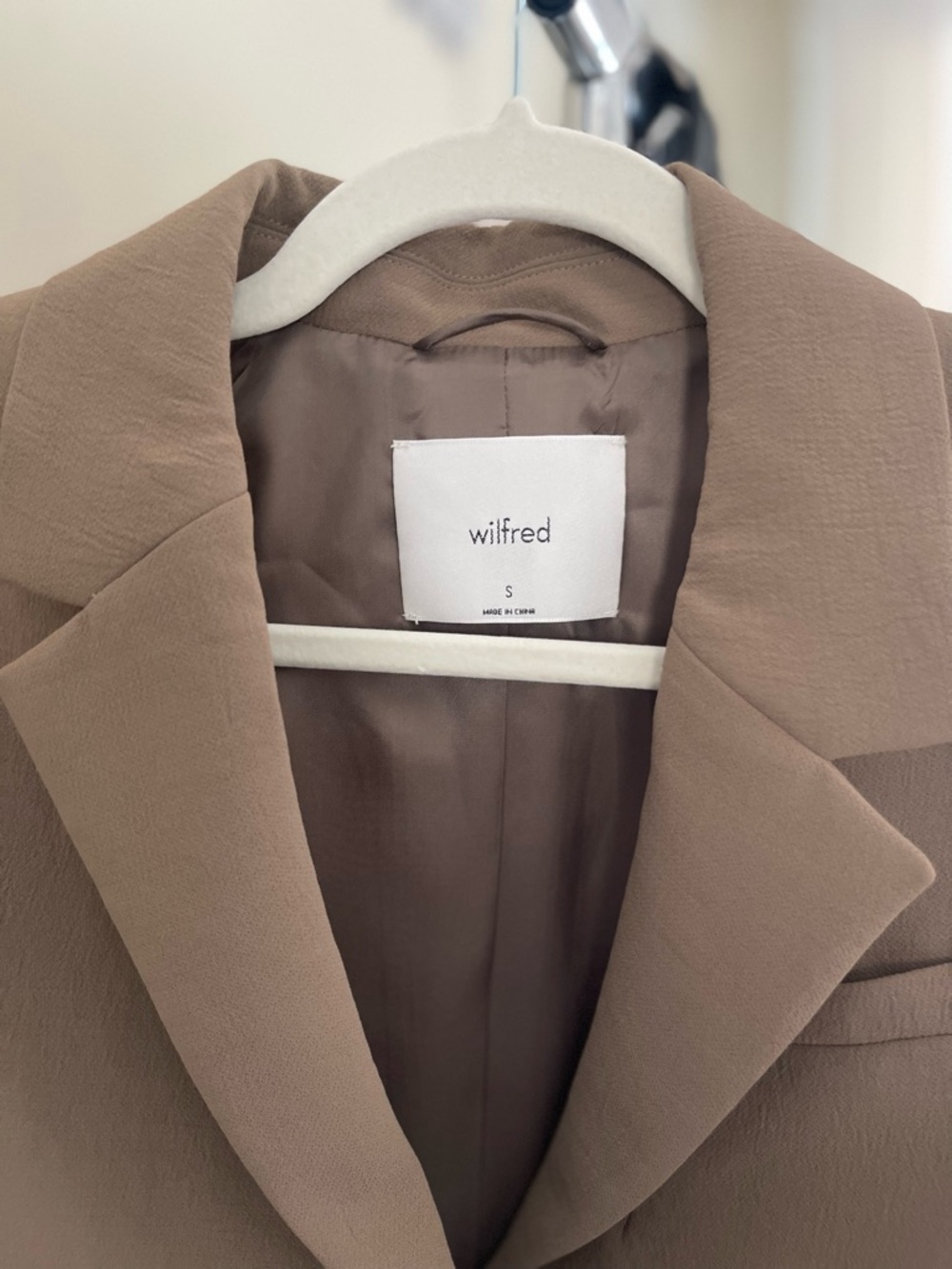 Aritzia- Wilfred Cropped Blazer in Taupe Brown - Picture 2 of 3